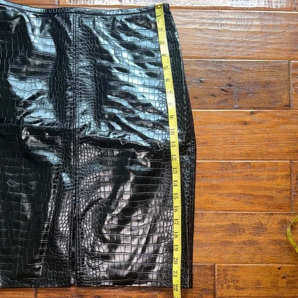 J. Crew Pencil Skirt in Croc Embossed Faux Leather, size 4 - Picture 4 of 9